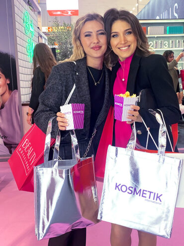 Zwei Kosmetikerinnen mit KOSMETIK international Popcorn